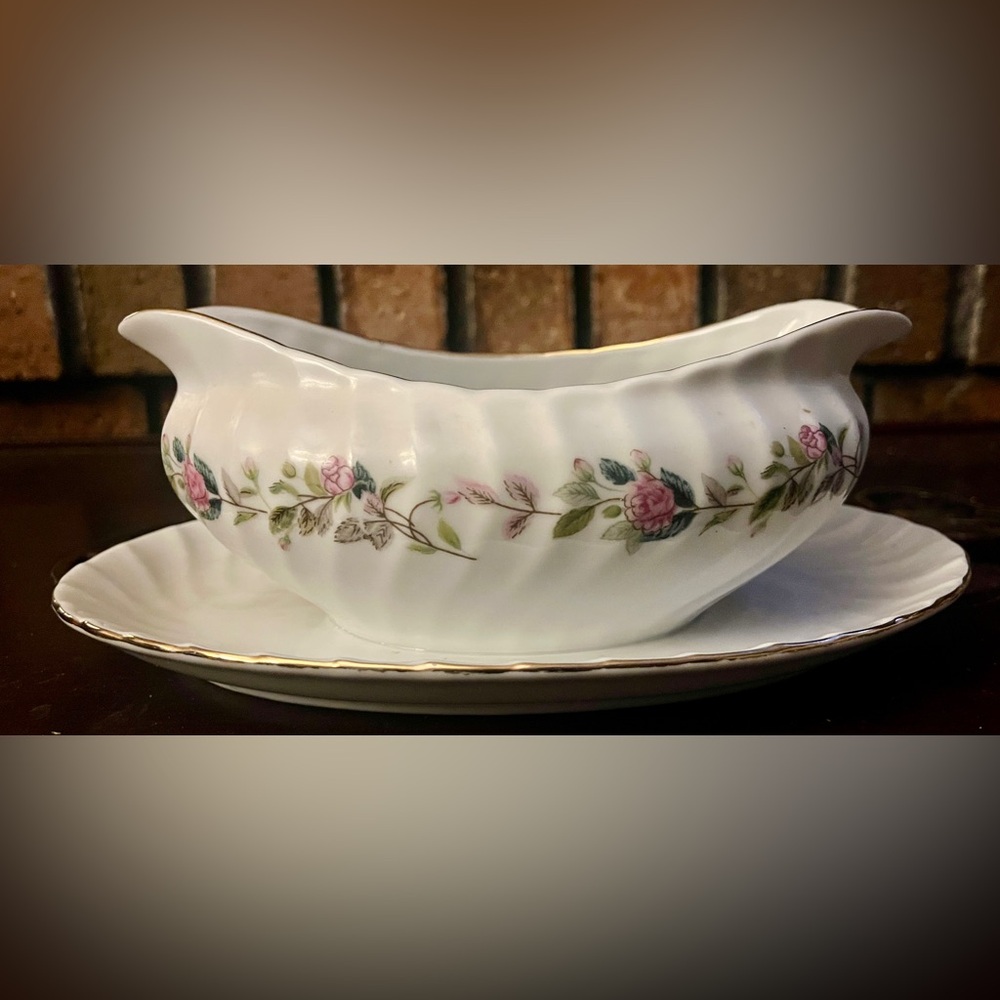 Creative  Fine China Vintage Regency Rose 2345 inch Gravy Boat